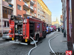 Pożar w mieszkaniu na Kotlarskiej, jedna osoba z poparzeniami
