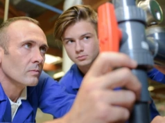 Kończą szkołę i wpadają w lukę. Mimo obowiązku edukacji, wolą iść do pracy