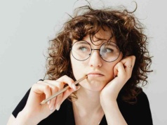 Boisz się, co myślą inni. Stres maleje, gdy przestajesz się starać