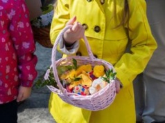 "Dramat". Ksiądz wprost o tym, czego nie wkładać do święconki