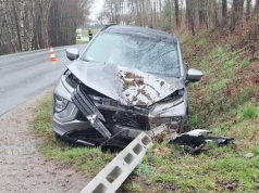 Mitsubishi „ścięło” betonowy słup. Potężna kolizja na drodze powiatowej