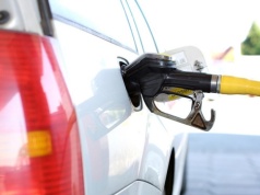 Będzie taniej? Prezydent Nawrocki podpisał ustawy umożliwiające obniżkę cen paliw