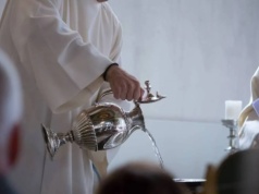 Tysiące dorosłych otrzymają chrzest w Wielką Sobotę. Zaskakujące dane z Francji