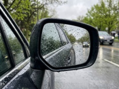 Kierowcy ignorują jedną funkcję w lusterkach. A może uratować auto i nerwy