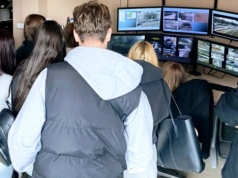 Uczniowie z Kochanowskiego z klasy policyjnej odwiedzili centrum miejskiego monitoringu w Straży Miejskiej