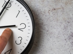 W tym roku wcześniej niż w poprzednich latach! Kiedy i jak przestawiamy zegarki?