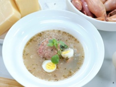 Za kwaśny żurek to nie koniec świata. Babciny sposób działa natychmiast