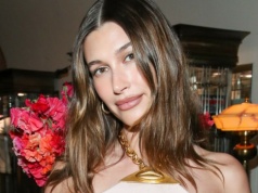 Zaskakujący trend w manicure. Mocny kolor wraca do łask