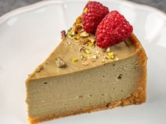 Do masy na sernik dorzucam pistacje i dodaję maliny. Lepszego połączenia nie próbowałeś