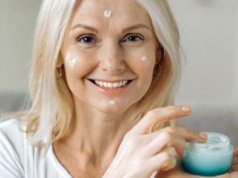 Podstawa w pielęgnacji skóry dojrzałej. Pięć kosmetyków, które odmładzają