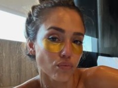 Zakryta jedynie bąbelkami Jessica Alba pozuje... W WANNIE (FOTO)