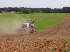 Rolnik przekazał gospodarstwo synowi. Czy bez maszyn i stada to wystarczy dla VAT?