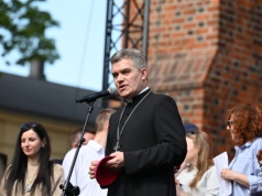 Abp Zieliński: na Placu Adama Mickiewicza postawiliśmy krzyż, który symbolizuje nasze krzyże