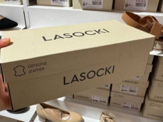 Wyglądają jak Adidas, a to sneakersy Lasocki - lekkie, komfortowe i w końcu przecenione