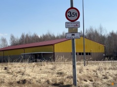 Mieszkańcy Królewca robili tu hurtowe zakupy. Dziś budynek stoi pusty. Biedronka przy granicy na sprzedaż za 2 mln zł