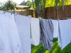 Suszysz ubrania na zewnątrz? Ten popularny błąd może je zniszczyć