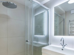 Łazienka bez okna? Sześć trików, by była 10 razy jaśniejsza i większa