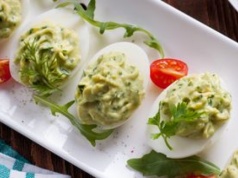 Lekkie i wyjątkowo zdrowe jajka faszerowane. Podaj na Wielkanoc, a skuszą się nawet ci, co ciągle dbają o linię