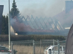 Kłęby dymu nad Mierzynem. Zapłonął garaż tuż obok domu