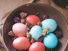 Tak zafarbujesz jajka bez sztucznych barwników. Pisanki wyjdą piękne
