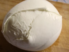 Jesz tak mozzarellę? Ten błąd psuje smak nawet najlepszych serów