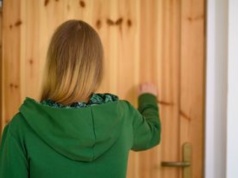 Dzwonią i pukają do drzwi. Mówią, że są lekarzami. Plaga oszustw