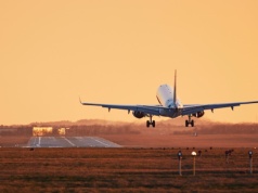 Wakacje coraz droższe. Wojna na Bliskim Wschodzie podbija ceny lotów