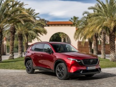 Nowa Mazda CX-5 reaguje na trendy z kilkuletnim opóźnieniem, a mimo to budzi niespotykane pożądanie