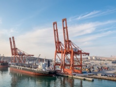 Atak dronów wstrzymał działalność portu w Omanie. Maersk ewakuował pracowników