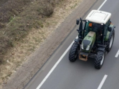 Ciągnik na drodze i kolejka aut. Co musi zrobić rolnik?