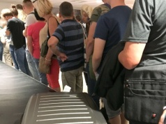 Możesz kupić bilet i... nie dostać miejsca w samolocie. Co wtedy?