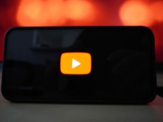 YouTube ukrywa tytuły, użytkownicy wściekli. Co za miszmasz