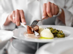 Senność po obiedzie i napady głodu? Lekarka: Zacznij jeść posiłki w tej kolejności