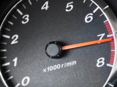 Ten "oszczędny" styl jazdy to mit. Niszczy silnik po cichu, jest jednym z gorszych nawyków