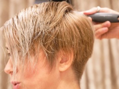 Voluminous pixie to odmładzający hit wśród fryzur po 40. Jedno cięcie daje efekt liftingu