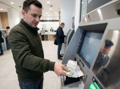 Wpłacasz gotówkę na konto? Uważaj, bank i skarbówka patrzą Ci na ręce