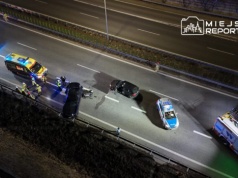 Kierująca Audi wjechała w stojącego na prawym pasie Dodge’a. Trasa S8 była zablokowana