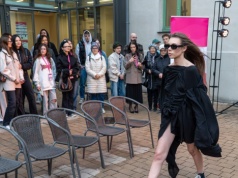 Dom Zemełki niczym profesjonalny wybieg. Młodzi projektanci zaprezentowali swoje kreacje