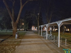 Ciemności przed dworcem PKP w Sieradzu. Mieszkańcy alarmują o braku oświetlenia