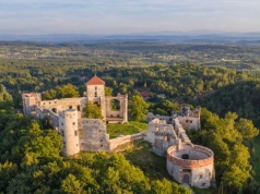Ruiny zawieszone nad dolinami. Ten szlak warto sprawdzić w długi weekend