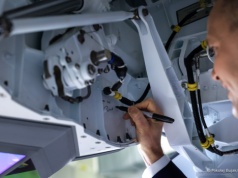 Karol Nawrocki odwiedził fabrykę F-35. Podpisał jedną z maszyn i zapozował za sterami