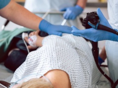 Cięcia w diagnostyce: tysiące Polaków utkną w kolejkach. Nowotwór poczeka?