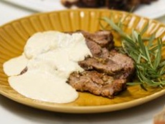 Wielkanocna rolada z karkówki z sosem chrzanowym to nasz przepis dnia. Już od samego patrzenia można natychmiast zgłodnieć