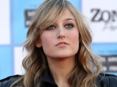 W latach  90. była gwiazdą, nagle zniknęła z Hollywood. Ma polskie korzenie