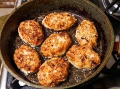 Wyciśnij mięso z białej kiełbasy i usmaż jak mielone. Smakują o niebo lepiej niż tradycyjne