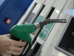 Nowe przepisy obniżające ceny paliw już obowiązują. Kierowcy odczują zmiany od wtorku