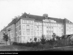 Monumentalny gmach, basen i harcówka. Tak wyglądało życie uczniów gimnazjum w Bielsku
