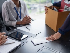 Czy można zwolnić pracownika na urlopie? W tych dwóch przypadkach "tarcza urlopowa" traci moc