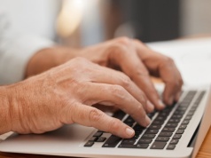 Świat odkrywa wartość pracowników 50+. Polska liczy ich koszt