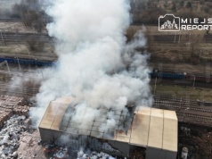 Pożar hali z makulaturą na złomowisku na Targówku. Trwa akcja gaśnicza